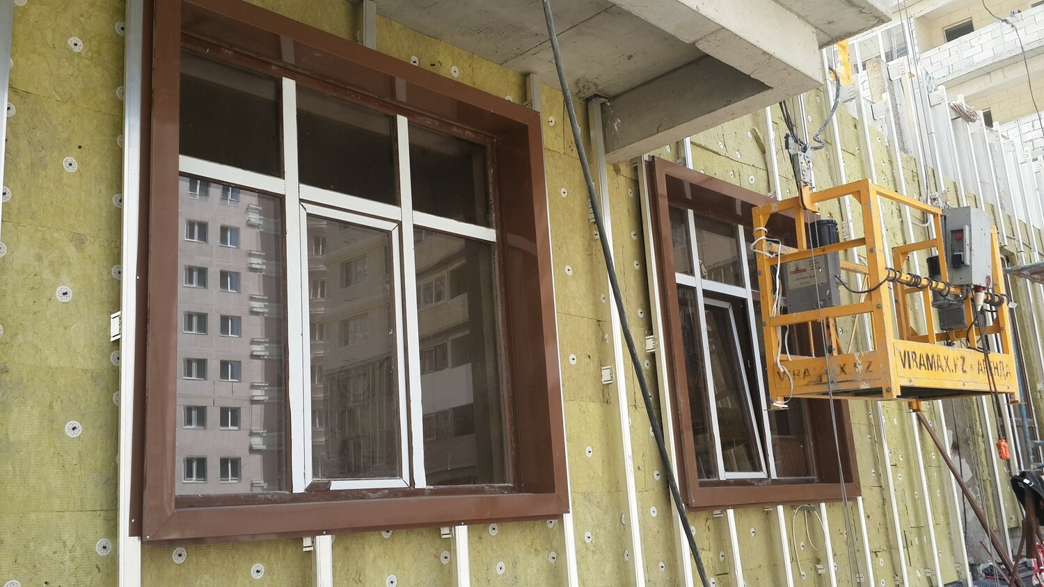 Монтаж линеарных панелей на каркас вентилируемого фасада