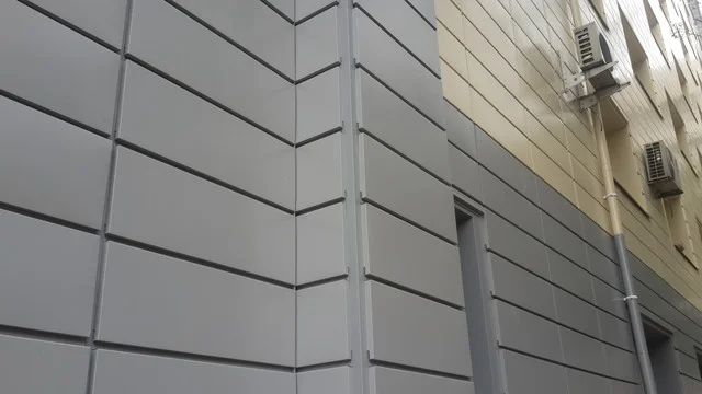 Фасад из линеарных панелей